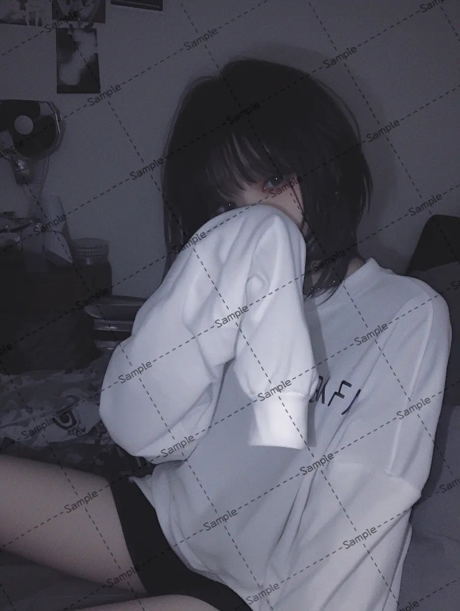 服で顔を隠す女の子の写真 AI イラスト