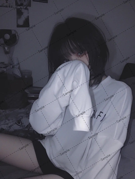 服で顔を隠す女の子の写真 AI イラスト