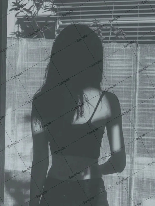 タンクトップを着た女の後ろ姿の写真 AI イラスト