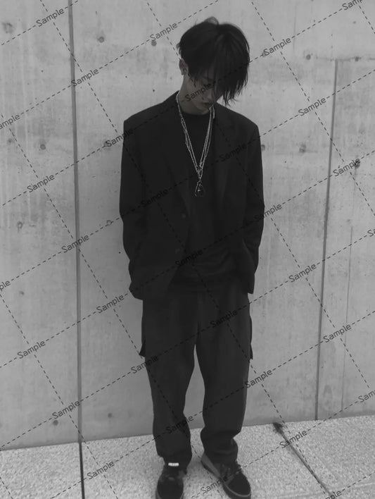 黒いスーツを着た男の写真 AI イラスト